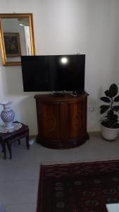 TV a/nebo společenská místnost v ubytování Appartement Beatrice Tantana #direkt am Meer#