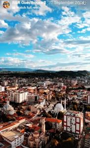 Vista generica su Shirokë o vista sulla città dall'interno dell'affittacamere