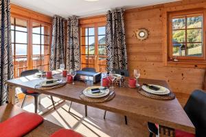 Prostor za sedenje u objektu Chalet apartment with balcony and Alpine view