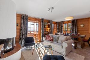 Prostor za sedenje u objektu Chalet apartment with balcony and Alpine view