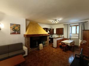 Una sala de estar con un sofá y una chimenea. en Casa SoleLuna, en Siena
