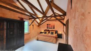 Postel nebo postele na pokoji v ubytování Apartments am Saalebogen mit Gartenterrasse, Grillkamin und freie Parkplätze