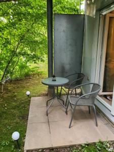 a table and two chairs sitting on a porch at Schönes Modernes Apartment in der Nähe vom Bahnhof in Tübingen