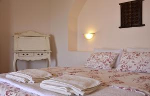Posteľ alebo postele v izbe v ubytovaní Olive Coast Suites