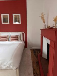 Postel nebo postele na pokoji v ubytování Chambre Rouge