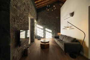 大里贝拉Rock & Rest的客厅里有一张沙发和一张桌子。