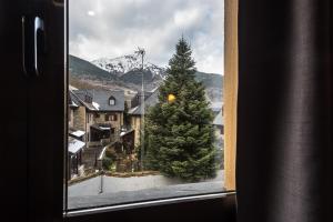Nespecifikovaný výhled na hory nebo výhled na hory při pohledu z hotelu