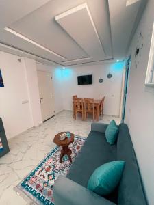 ein Wohnzimmer mit Sofa und Tisch in der Unterkunft Perla House in Imsouane + 40 Fotos