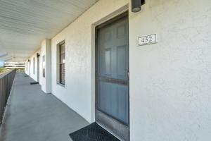 ネープルズにあるRemodeled Luxury Condo with Lake Viewsの建物脇の扉 +40枚の写真