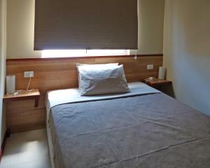 Llit o llits en una habitació de The Cocos Padang Lodge