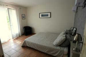 Postel nebo postele na pokoji v ubytování Maison calme sur terrain arboré et piscine privée + 16 fotografií