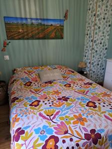 Cama o camas de una habitación en Gîte 4 pers avec option sauna- Classé 3 étoiles- Sud charente