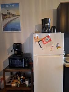 Una cocina o zona de cocina en Gîte 4 pers avec option sauna- Classé 3 étoiles- Sud charente