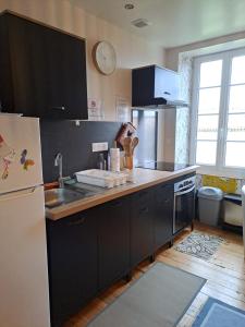 Una cocina o zona de cocina en Gîte 4 pers avec option sauna- Classé 3 étoiles- Sud charente