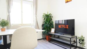TV a/nebo společenská místnost v ubytování Flat with Balcony and Garage