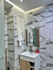 Ένα μπάνιο στο Cosy chambre salon à 2 min harhoura