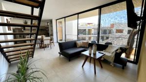 ブセリアスにあるBucerias apartment with rooftop and poolのソファとテーブルのあるリビングルーム