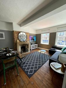 Televisyen dan/atau pusat hiburan di Canford Cliffs Apartment