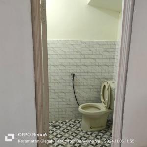 a bathroom with a toilet in a room at Tiara Homestay Banyuwangi in Banyuwangi