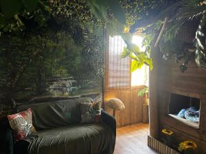 Les Chambres de Paulette à Theme LA JUNGLE ROOM的休息区
