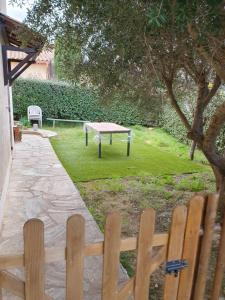 Vonkajšia záhrada v ubytovaní Appartement T2 bas de villa avec jardinet au calme proche mer
