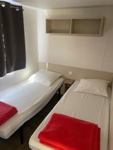 Ένα ή περισσότερα κρεβάτια σε δωμάτιο στο mobi canet