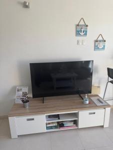 TV a/nebo společenská místnost v ubytování Palmeras Suite Fuengirola