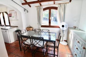 ein Esszimmer mit Glastisch und Stühlen in der Unterkunft Beautiful Three-Bedrooms El Rancho Villa in Atamaría