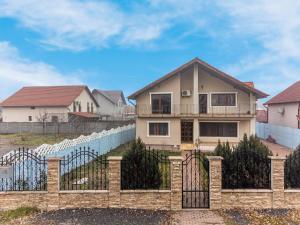 a house with a fence in front of it at Villa cu 4 dormitoare de 3 stele Timiș, perfectă pentru familii sau grupuri in Utvin
