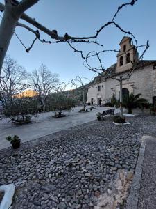 a cobblestone street in front of a church at La casita medieval in Bedmar