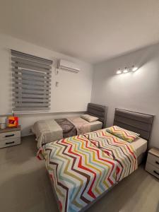 Un dormitorio con dos camas y una ventana. en Stan-apartman, Apartment, квартира, en Bar