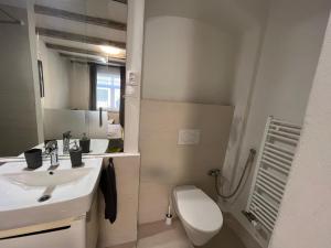 コシツェにあるHistorical apartments V18の洗面台とトイレを備えた白いバスルーム +23枚の写真