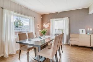 a dining room with a table and chairs at Sentrumsnær enebolig in Tromsø +6 photos