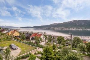 a town with a view of a body of water at Sentrumsnær enebolig in Tromsø