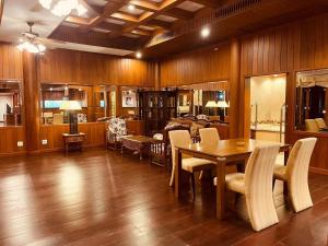 Posezení v ubytování Phoenix Golf 10 Badroom Pool Villa + 30 fotografií