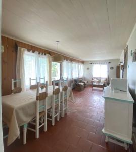 a dining room with a white table and chairs at Casa para 4 personas sector península Tongoy in Tongoy