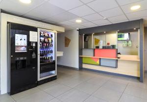 a store with a soda machine and a counter at B&B HOTEL Chalon-Sur-Saone Sud in Saint-Rémy