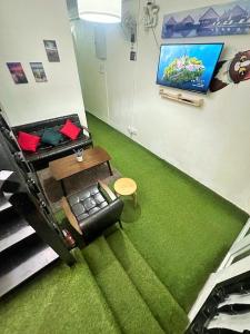 an overhead view of a room with green carpet at Jonker Vibe Inn in Melaka +16 photos