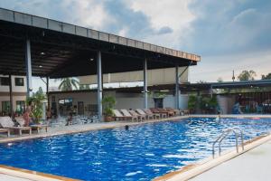 Bazén v ubytování Bua Tara Resort nebo v jeho okolí
