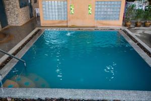 Bazén v ubytování Bua Tara Resort nebo v jeho okolí