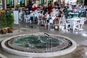 einen Whirlpool inmitten eines Restaurants in der Unterkunft Bua Tara Resort in Nong Prue