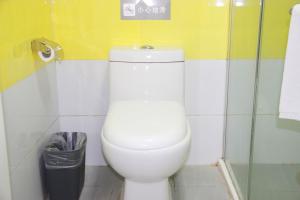 Een badkamer bij 7Days Inn Jinan West Railway Station