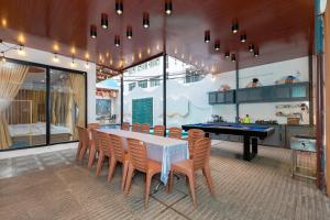 una sala da pranzo con tavolo da ping pong e sedie di SunDay Villa 13 NH - Đi Bộ Ra Biển - Free Bida - Karaoke a Vung Tau