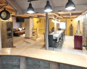 Kuchyňa alebo kuchynka v ubytovaní Maison spacieuse à Arrentès-de-Corcieux avec jacuzzi