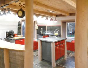 Kuchyňa alebo kuchynka v ubytovaní Maison spacieuse à Arrentès-de-Corcieux avec jacuzzi