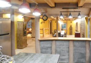 Kuchyňa alebo kuchynka v ubytovaní Maison spacieuse à Arrentès-de-Corcieux avec jacuzzi