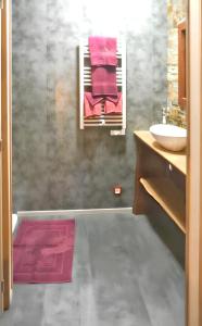 Kúpeľňa v ubytovaní Maison spacieuse à Arrentès-de-Corcieux avec jacuzzi + 18 fotografií