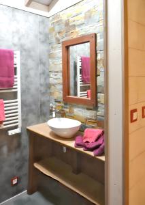 Kúpeľňa v ubytovaní Maison spacieuse à Arrentès-de-Corcieux avec jacuzzi