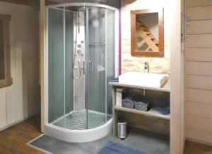 Kúpeľňa v ubytovaní Maison spacieuse à Arrentès-de-Corcieux avec jacuzzi