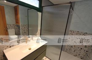 un baño con lavabo y ducha en Pueblo Del Parque 3 - Terraza soleada con jardín - Piscina y Playa - Urbanización tranquila, en Benalmádena